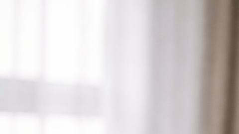 Persona con dolor abdominal sosteniéndose el estómago por síndrome del intestino irritable