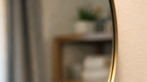 Mujer en el baño con señal de dolor abdominal