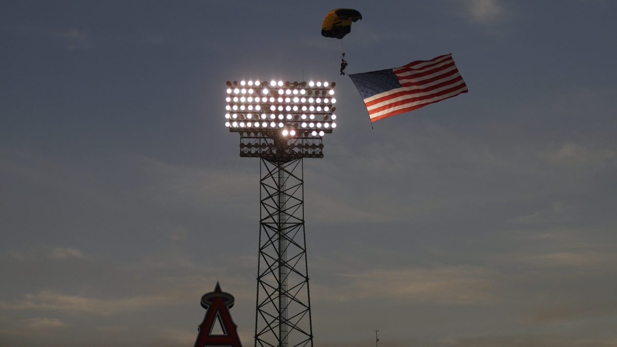 Paracaidista que se estrelló contra pantalla gigante en partido de Virginia Tech relató cómo vivió el choque