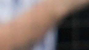 La gente atiende a un hombre que se desplomó mientras cantaba "Lift Every Voice and Sing".