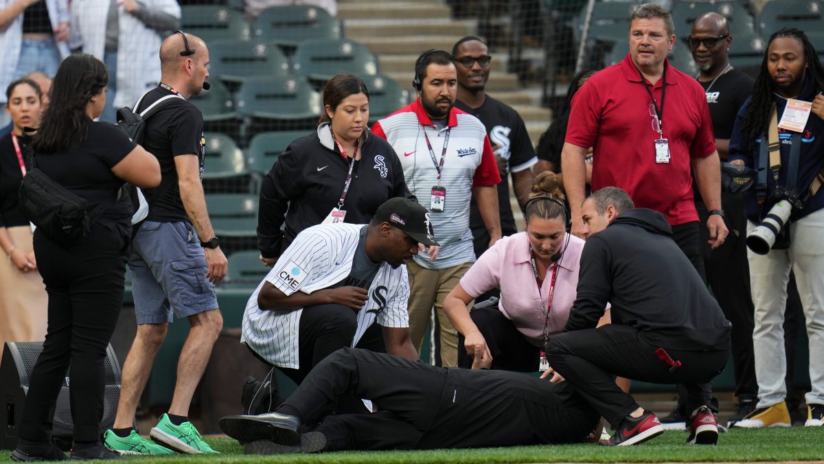 Veterano cantante del himno de los Chicago White Sox trasladado al hospital tras desmayarse en el campo