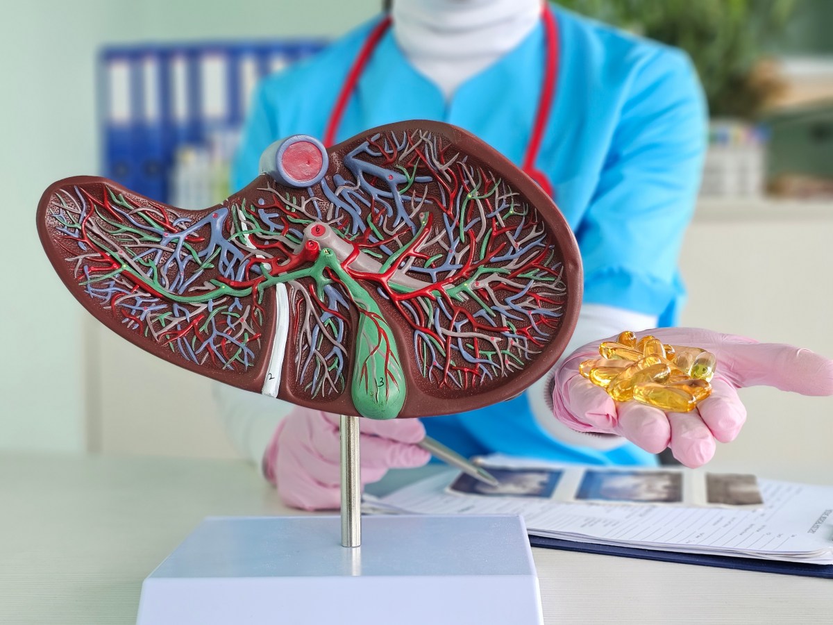 4 vitaminas y suplementos que dañan el hígado, advierten médicos