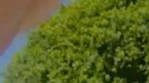 En esta imagen, extraída de un vídeo grabado con la cámara corporal de un agente de policía y difundido por la Oficina del Sheriff del Condado de Martin, Florida, el golfista Tiger Woods realiza una prueba de sobriedad en el lugar de los hechos para los agentes del sheriff tras un accidente de coche en Jupiter Island, Florida, el viernes 27 de marzo de 2026.