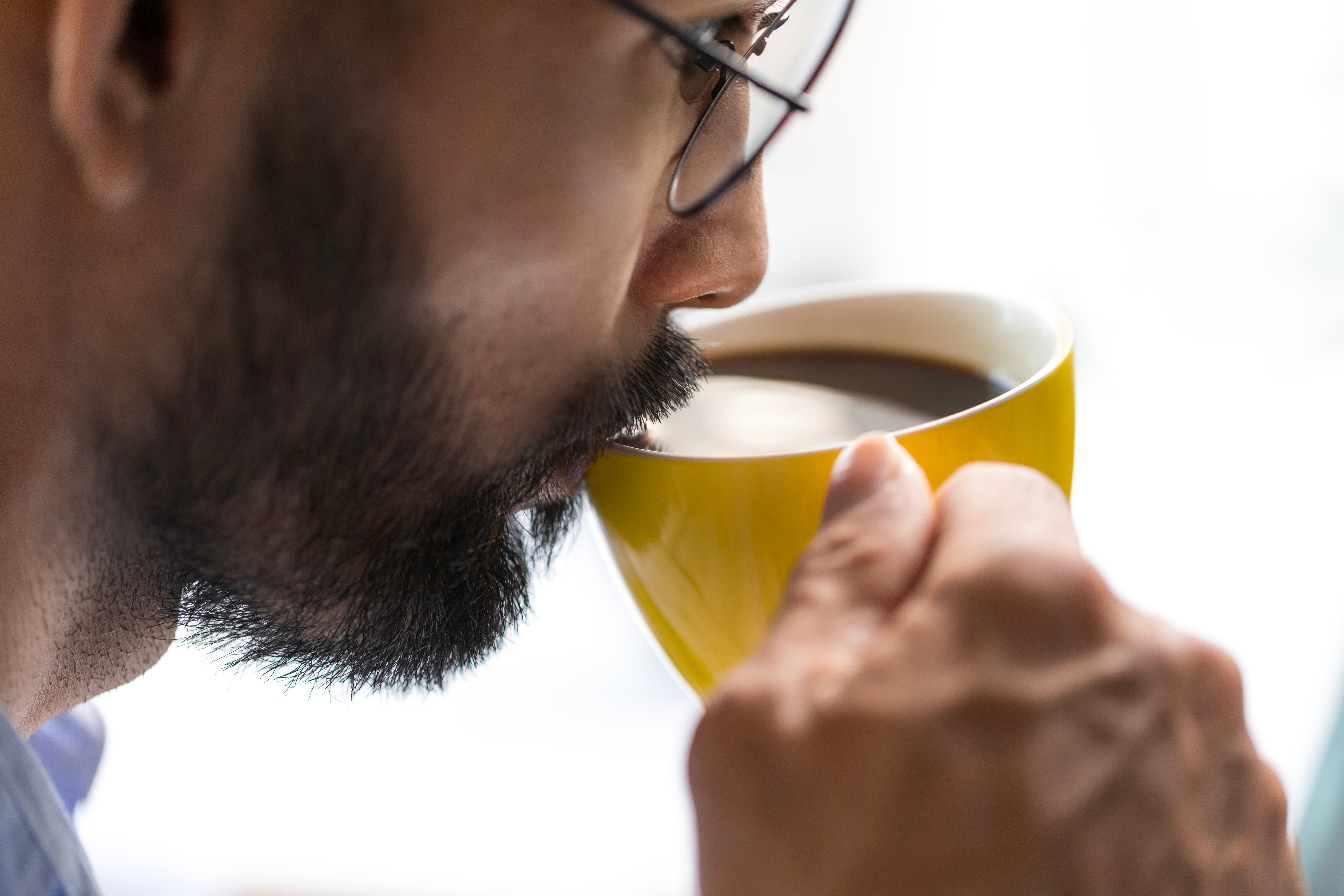 Diversos estudios han demostrado que el consumo habitual de café no solo no daña el hígado, sino que puede ayudar a prevenir enfermedades hepáticas.