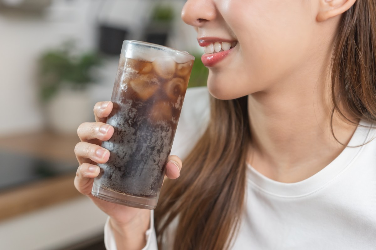 Qué le pasa a tu hígado cuando tomas un refresco al día: médicos advierten
