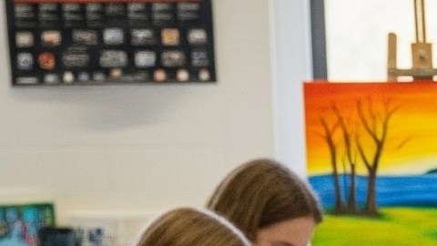 Las becas permiten a los jóvenes participar en programas de  artes visuales.