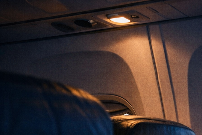 Interior de avión en vuelo nocturno sobre el Atlántico.