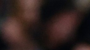 El entrenador del Real Madrid, Xabi Alonso, estrecha la mano de Vinicius Junior.