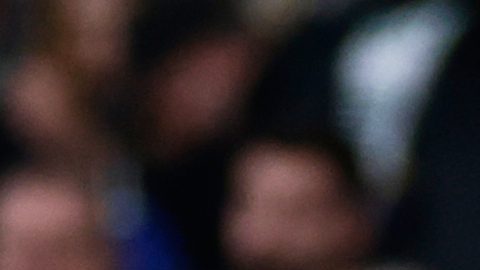 El entrenador del Real Madrid, Xabi Alonso, estrecha la mano de Vinicius Junior.