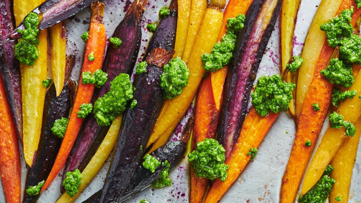 Guía gourmet de Pascua: zanahorias al horno con pesto de espinacas en dos pasos