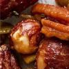 Frutos secos sobre una bandeja con papel enserado.