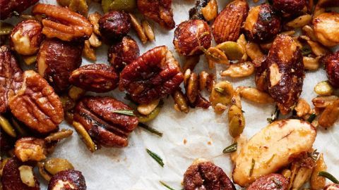 Frutos secos sobre una bandeja con papel enserado.