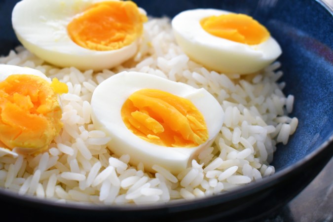 Arroz con huevo: el plato completo que tu cuerpo necesita (y cuántas veces comerlo)