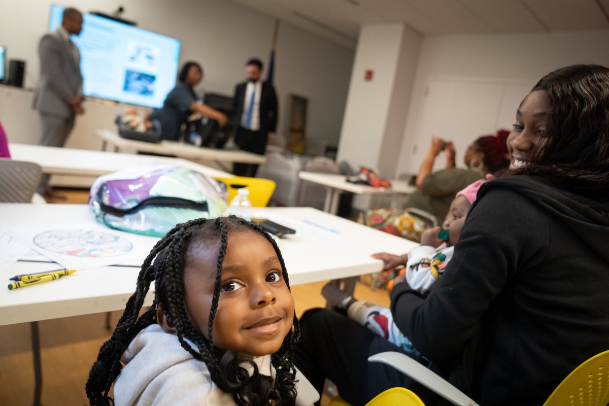 Preocupa avance de Inteligencia Artificial en escuelas de NYC: "No quiero un pingüino enseñando"