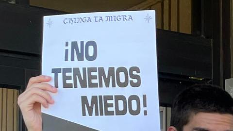 La hijastra y esposa de Gerardo Reyes, un migrante mexicano que fue trasladado a un centro de detención de ICE en Texas tras ser arrestado.