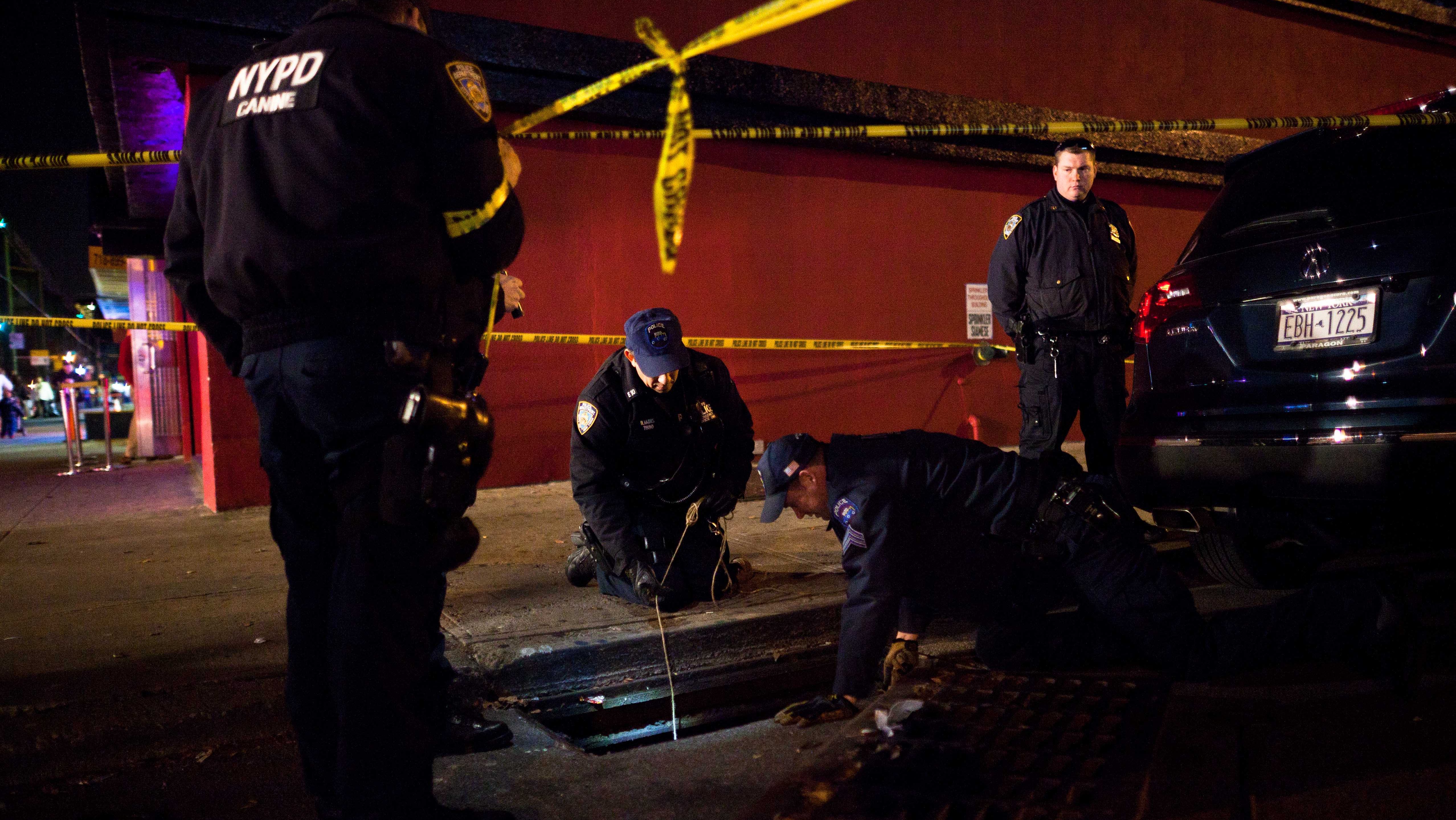NYPD investiga a varios grupos que entran y salen de alcantarillas en Brooklyn