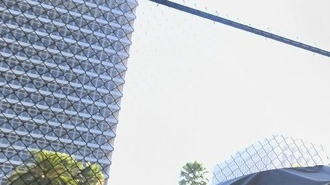 Un hombre sin hogar traslada sus pertenencias por una calle llena de carpas.