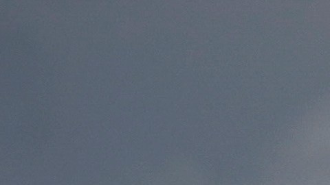 Una bandera cubana se ve junto a una bandera estadounidense frente a la embajada de Estados Unidos en La Habana, Cuba, el martes 17 de mayo de 2022.