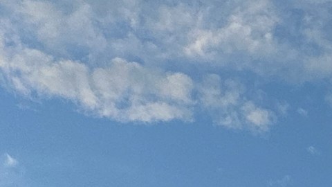 Un letrero marca la entrada a una serie de tiendas de campaña reforzadas en el centro de detención de inmigrantes Camp East Montana, ubicado en el desierto.