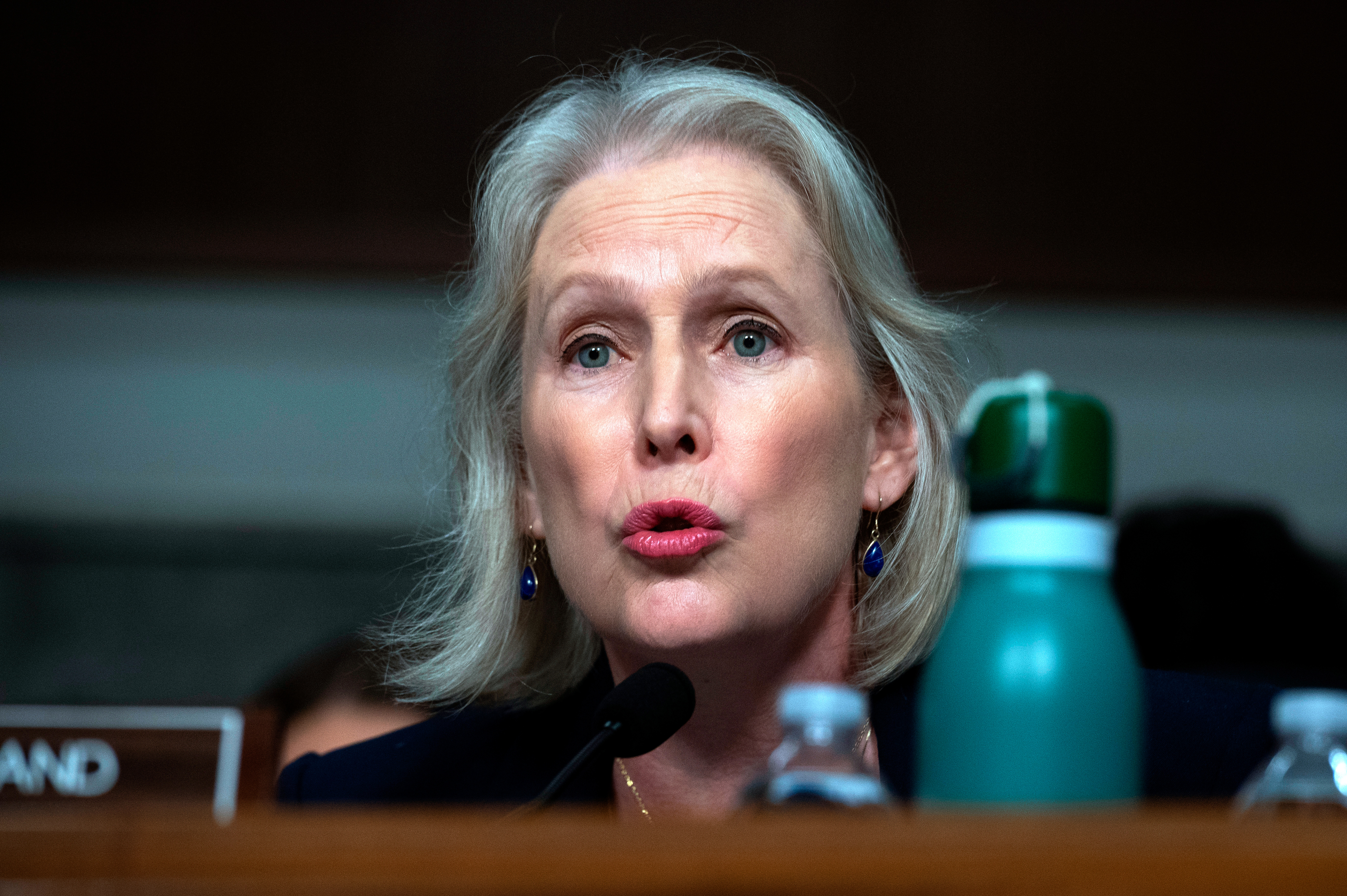 La senadora Gillibrand anunció una ley que hará que el robo de salarios a gran escala sea un delito en todo el país