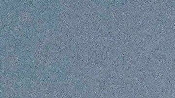 Una patrullera emiratí, la segunda desde la derecha, se encuentra cerca de un buque cisterna anclado en el Golfo de Omán, cerca del Estrecho de Ormuz.
