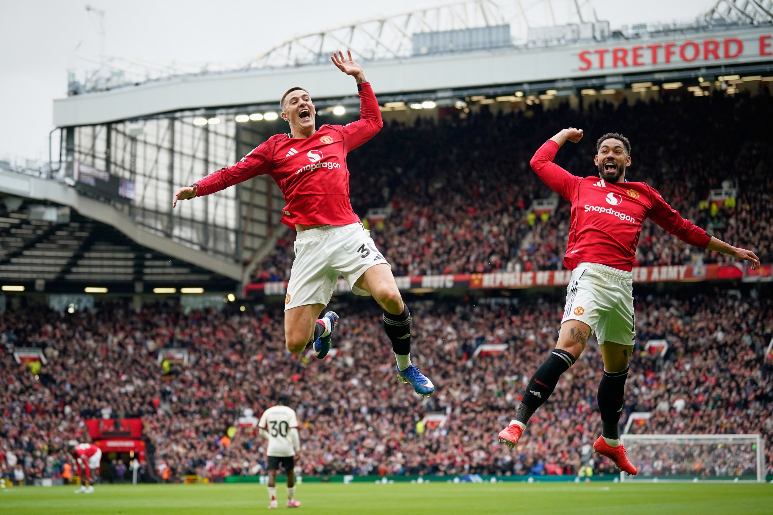 Manchester United le dio la peor de las bienvenidas al Sabah en la Liga de Campeones (Video del 4-0) 3 Mainoo devuelve al Manchester United a la Champions con un golazo ante el Liverpool - El Diario NY