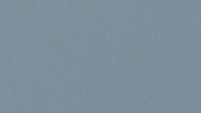Un remolcador iraní flota en primer plano mientras buques de carga permanecen anclados en el estrecho de Ormuz, frente a Bandar Abbas, Irán, el lunes 4 de mayo de 2026.