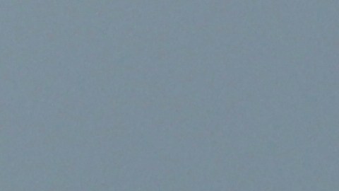 Un remolcador iraní flota en primer plano mientras buques de carga permanecen anclados en el estrecho de Ormuz, frente a Bandar Abbas, Irán, el lunes 4 de mayo de 2026.
