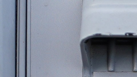 Los precios por galón se muestran electrónicamente encima de los tres tipos de gasolina disponibles en una estación de servicio Phillips 66 en el Aeropuerto Internacional de Denver el sábado 9 de mayo de 2026, en Denver.