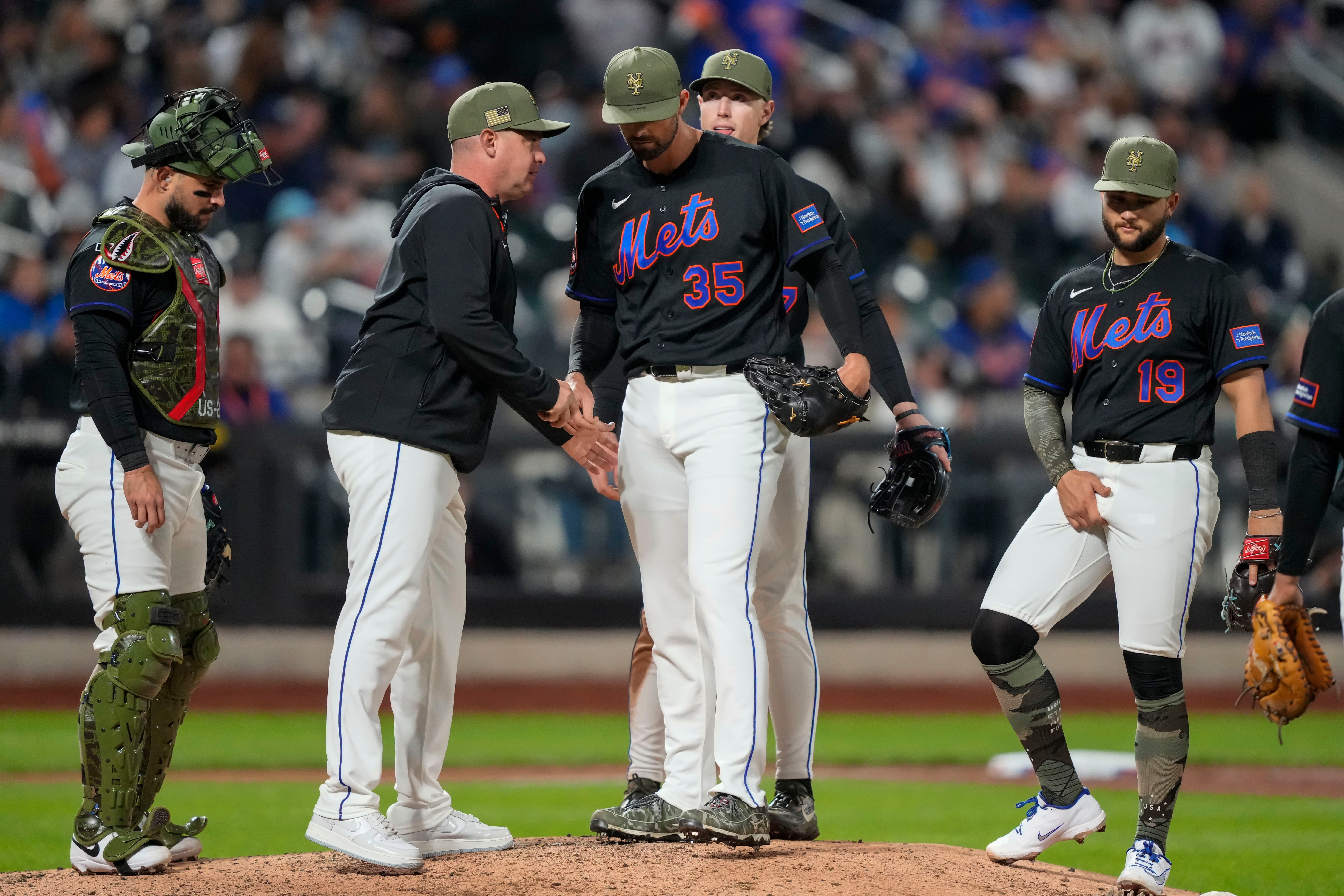 Clay Holmes sufre fractura tras recibir línea a 111 mph de Spencer Jones
