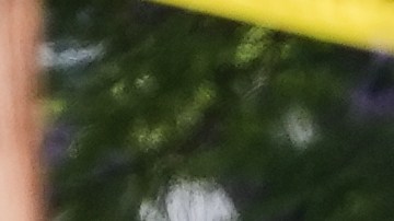Se abren la escotilla y las puertas de un vehículo cerca del lugar donde fue colocado el cuerpo de uno de los atacantes, en las inmediaciones del Centro Islámico de San Diego, el lunes 18 de mayo de 2026, en San Diego.