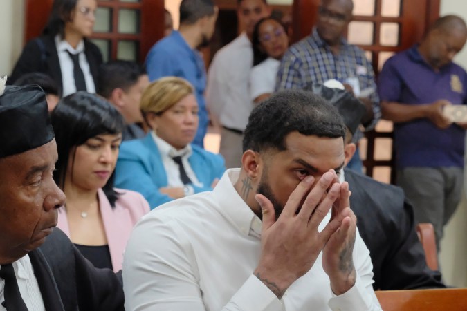 El campocorto de los Tampa Bay Rays, Wander Franco, hace un gesto en la corte durante su juicio por cargos de abuso sexual de un menor en Puerto Plata, República Dominicana, el lunes 25 de mayo de 2026. (Foto AP/Ricardo Hernandez)