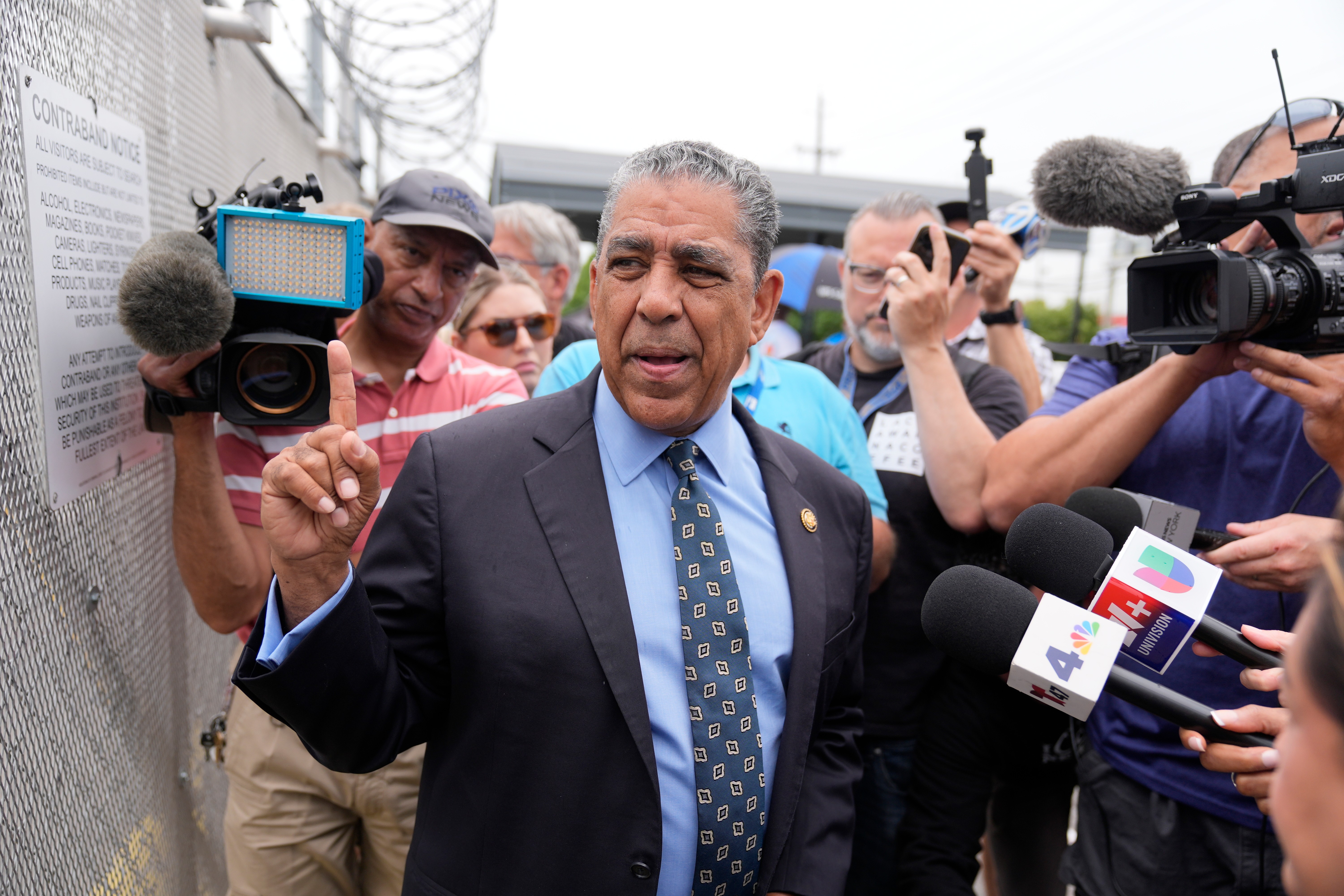 El representante Adriano Espaillat, demócrata por Nueva York, habla con los periodistas a las afueras del centro de detención Delaney Hall, el miércoles 27 de mayo de 2026, en Newark, Nueva Jersey.