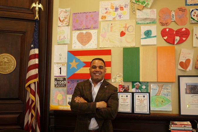 Joshua García, primer alcalde puertorriqueño de Holyoke, en su oficina del ayuntamiento