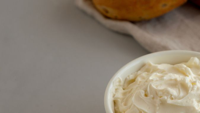 Un tazón pequeño con yogur