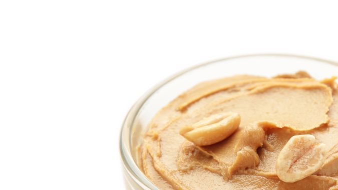 Un tazón pequeño con mantequilla de maní