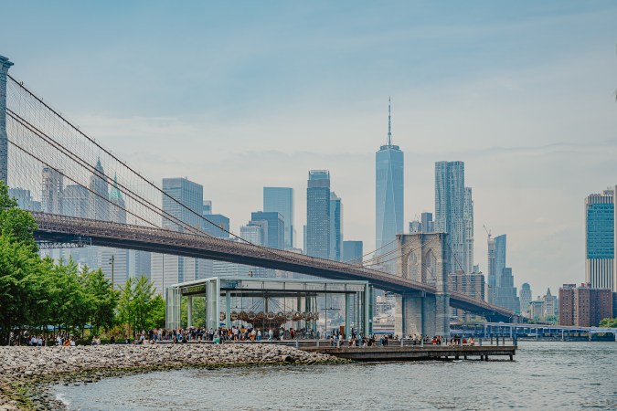 Brooklyn Bridge Park con vista al skyline del Bajo Manhattan, sede de la fan zone oficial del Mundial 2026 en Brooklyn, con One World Trade Center al fondo.