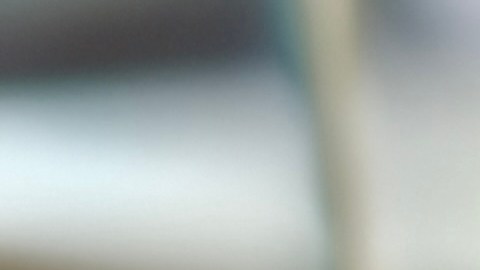 Un café helado de Dunkin sobre una mesa
