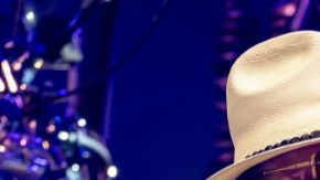 La canción fusiona estética musical latina con crítica directa a la política migratoria estadounidense