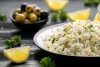 Plato de arroz balnco con hierbas