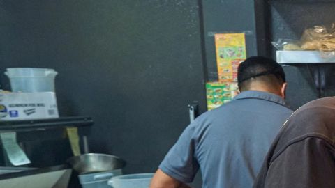 El chef y propietario de un restaurante mexicano, Marco Mendoza, prepara un molcajete caliente, un plato tradicional mexicano en Cuernavaca Grill, en el centro de Los Ángeles.
