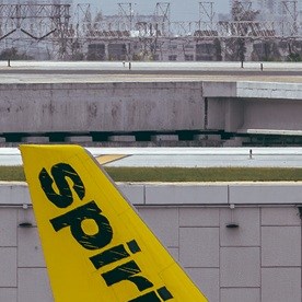 El cierre de Spirit Airlines es una alerta sobre el encarecimiento del transporte aéreo que la comunidad hispana sentirá directamente.