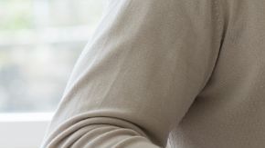 ¿Sabías que el arroz no debe pasar más de dos horas a temperatura ambiente?  Para evitar la proliferación de la bacteria Bacillus cereus, es vital guardarlo en un recipiente hermético y consumirlo en un máximo de 3 días.