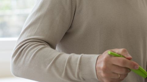 ¿Sabías que el arroz no debe pasar más de dos horas a temperatura ambiente?  Para evitar la proliferación de la bacteria Bacillus cereus, es vital guardarlo en un recipiente hermético y consumirlo en un máximo de 3 días.