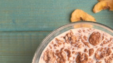 Un pequeño cambio en tu cocina puede ser el mejor aliado de tu salud. ¿Sabías que remojar la avena reduce el exceso de fósforo? Un toque de antioxidantes con arándanos y tienes el desayuno ideal.