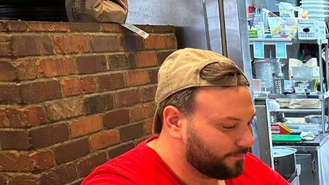 Salvatore Lo Duca en su local de Brooklyn, uno de los tantos maestros pizzeros que ya experimentan con harinas alternativas más saludables.