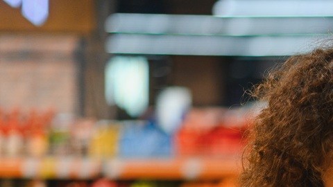 La confianza del consumidor refleja la preocupación de millones de familias que llenan el tanque a $4.23 y no saben si conservarán su empleo.