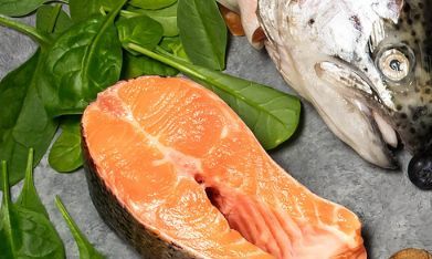 La salud visual no depende solo de la genética, sino de lo que pones en tu plato. Para fortalecer la fototransducción y evitar la aterosclerosis en los vasos de la retina, la Asociación Americana del Corazón sugiere incluir pescado azul al menos dos veces por semana