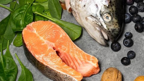 La salud visual no depende solo de la genética, sino de lo que pones en tu plato. Para fortalecer la fototransducción y evitar la aterosclerosis en los vasos de la retina, la Asociación Americana del Corazón sugiere incluir pescado azul al menos dos veces por semana