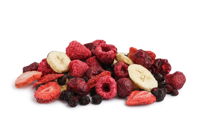Frutas deshidratadas sobre fondo blanco.